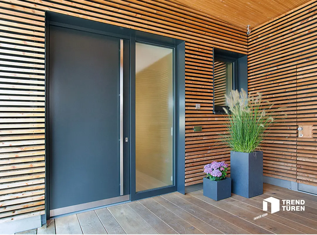 Haustür anthrazit mit Glaselement in Holzhaus